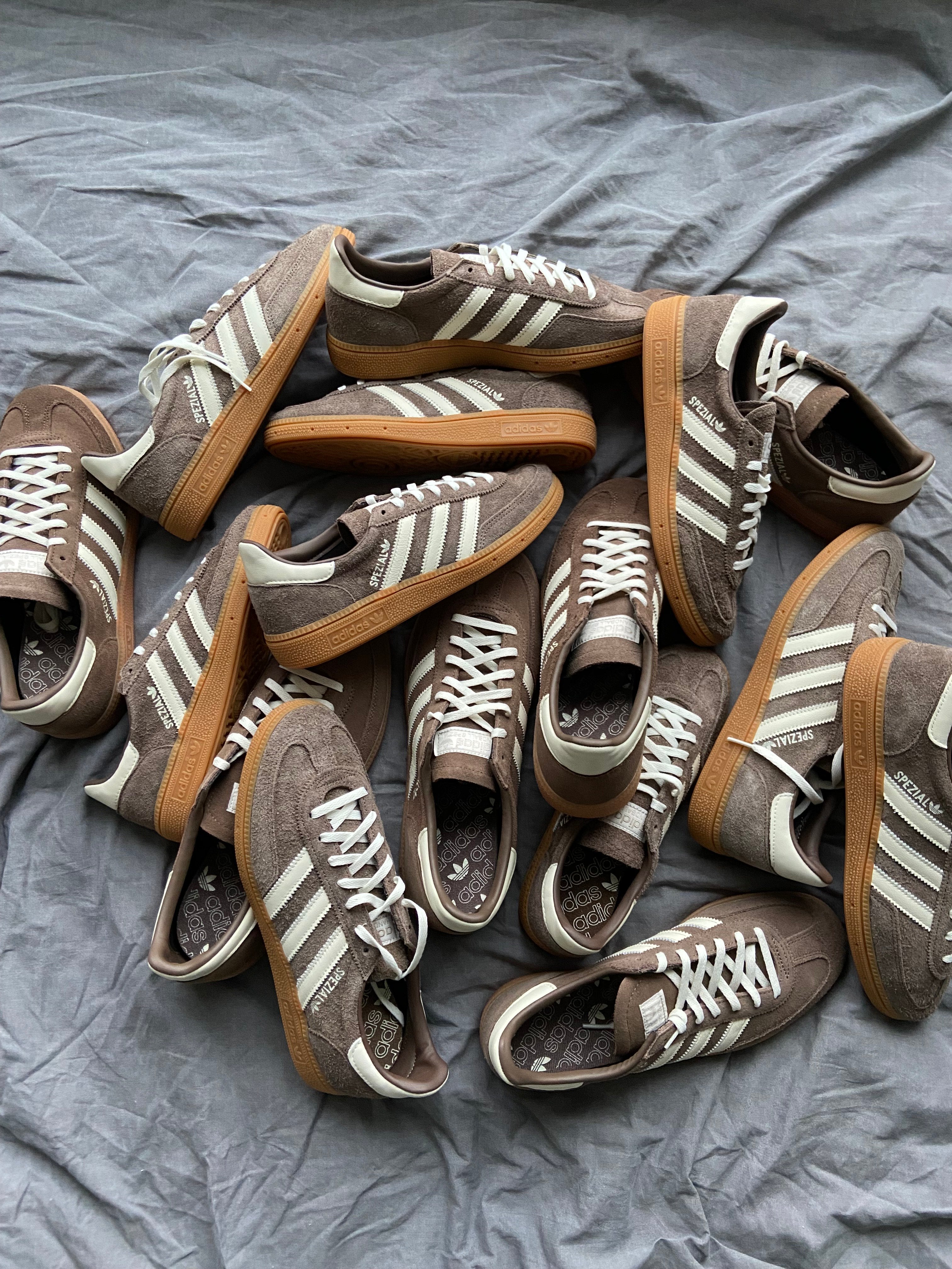 Adidas Handball Spezial Earth Strata Gum sneakers i en beige og brun farvekombination. Skoene har et retro design med den karakteristiske tre-stribe på siden, et læder- og tekstilmateriale og en gummioutsole, der giver et klassisk look og funktionalitet. Perfekte til både håndboldspillere og sneakerentusiaster.