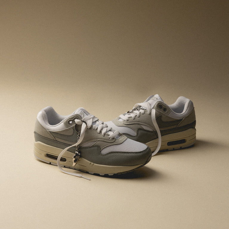 Nike Air Max 1 '87 Pure Platinum sneakers med grå og hvide detaljer."